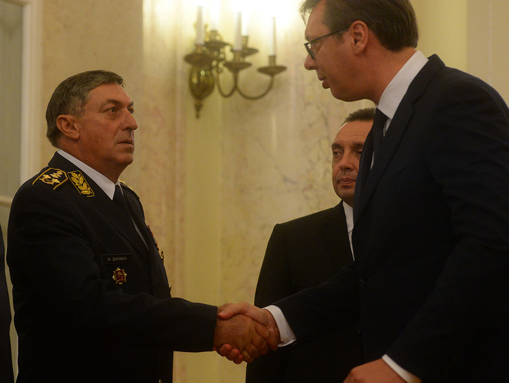 Penzionisan: General Ljubiša Diković sa Aleksandrom Vučićem