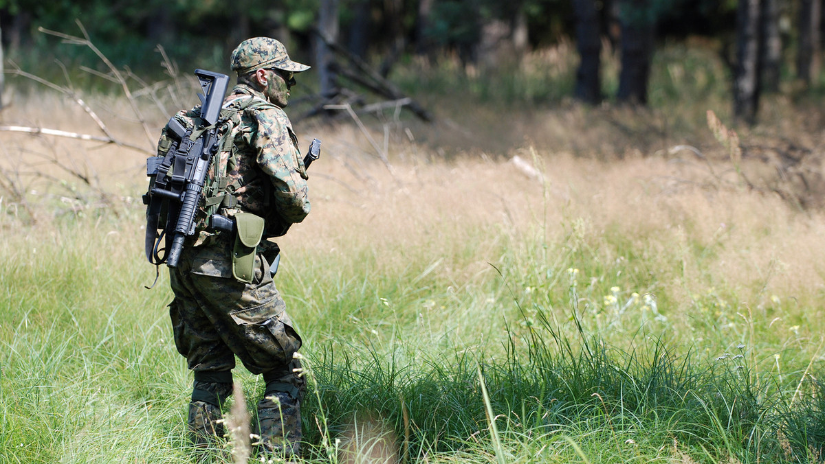 ASG to coraz popularniejsze hobby – zwłaszcza wśród miłośników militariów i aktywności na świeżym powietrzu. Łączy wysiłek fizyczny ze zdrowym współzawodnictwem, pracą zespołową i... pasją historyczną. Jeśli i ty chcesz zacząć przygodę z Air Soft Guns, zobacz, czego będziesz potrzebować na początek!