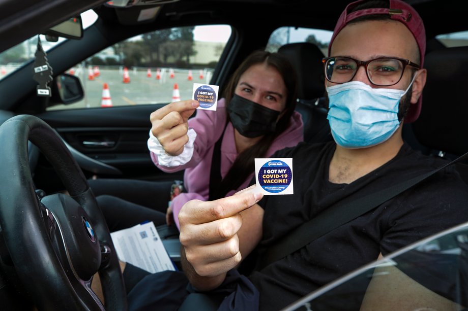 Los Angeles. Studenci optometrii Korrin Goode i Eddie Khalil pokazują naklejkę "I Got My Covid-19 Vaccine!" po otrzymaniu drugiej dawki szczepionki przeciw COVID-19.