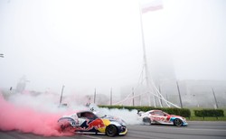 Niesamowity wyczyn Polaka i Ukraińca. Uczcili Dzień Flagi na rondzie w Warszawie. ZDJĘCIA