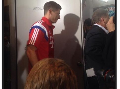 Robert Lewandowski już w Bayernie. Ładnie mu w nowej koszulce?