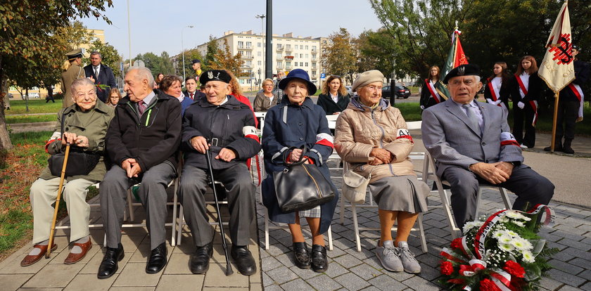 Łódź pamięta o bohaterach. W rocznicę powstania Służby Zwycięstwu Polski kwiaty przed pomnikiem Armii Krajowej