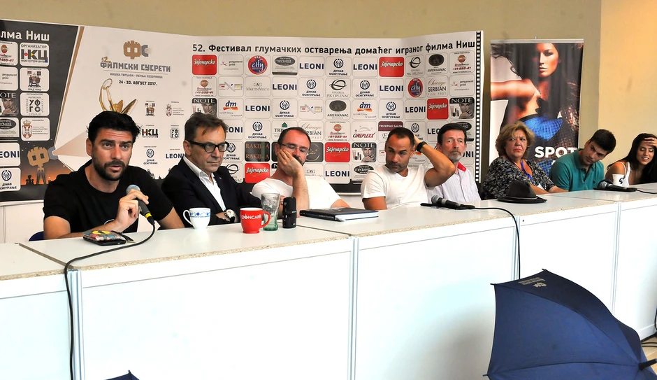 Ekipa filma "Slepi putnik na brodu ludaka" na današnjoj konferenciji za medije u Nišu