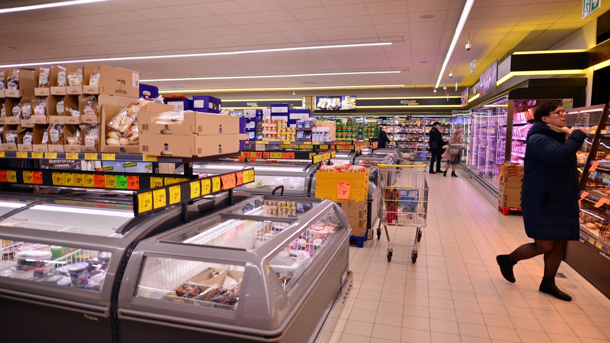366 przeterminowanych produktów w Biedronce. Klienci wezwali policję