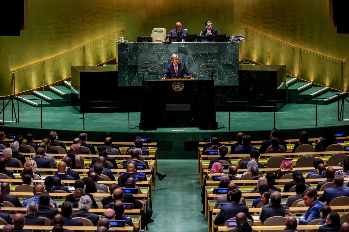 Antonio Guterres (C)