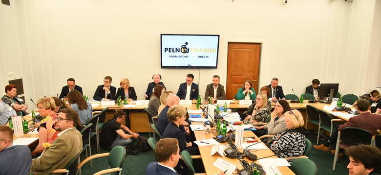 Osoby z niepełnosprawnościami nie wpuszczone na obrady komisji. Posłanka PiS: Mogli uczestniczyć zdalnie