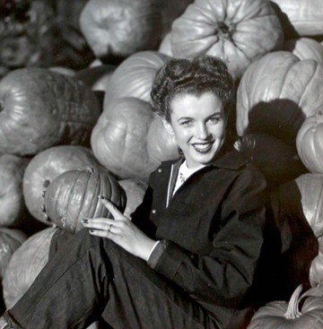 Marilyn Monroe szintén barna hajjal: ikonikus szőke frizurájának elkészítése itt még váratott magára.
