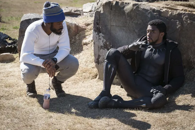 Reżyser Ryan Coogler i Chadwick Boseman na planie &quot;Czarnej Pantery&quot;