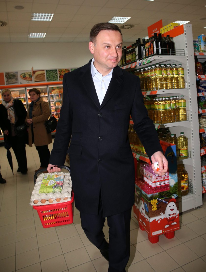 Andrzej Duda na zakupach w 2015 r.