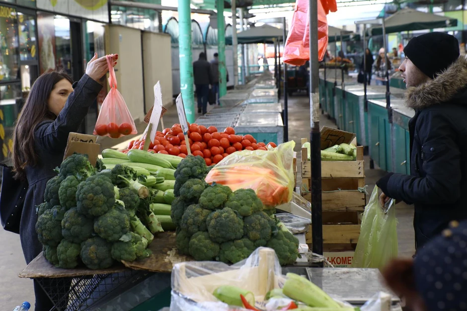 Kako da zapakujem 2, 3 kilograma paradajza kupcu  u papirnu kesu, pita se ovaj prodavac