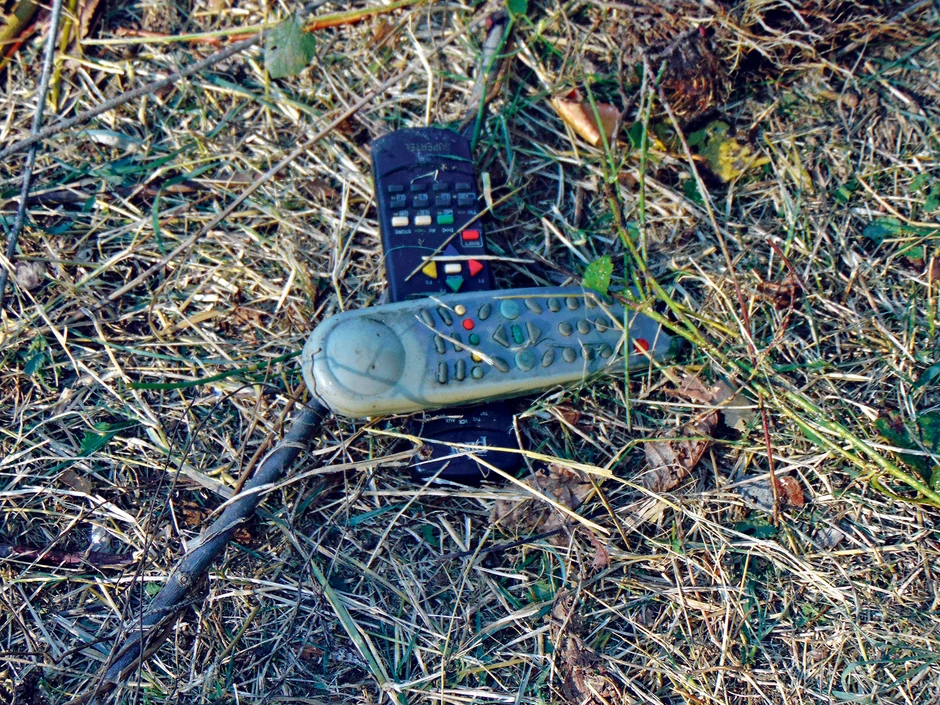 U reci je završio razni otpad, od stolica do daljinskih upravljača