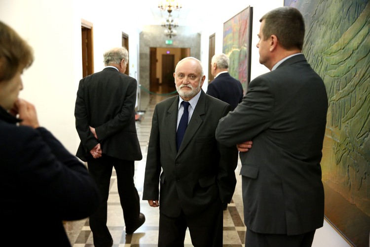 Ustępujący sekretarz PKW i szef Krajowego Biura Wyborczego Kazimierz Czaplicki podczas manifestacji przed PKW