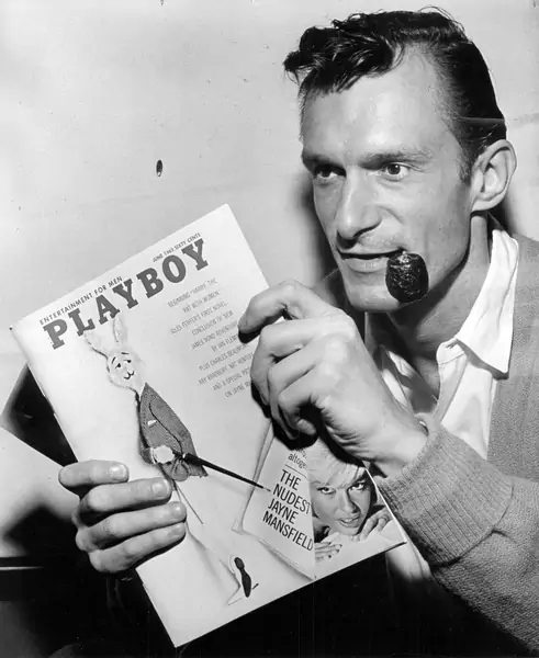 Hugh Hefner, 4 czerwca 1963 przegląda playboya z Jayne Mansfield (John Austad/Chicago Tribune/Tribune News Service via Getty Images)