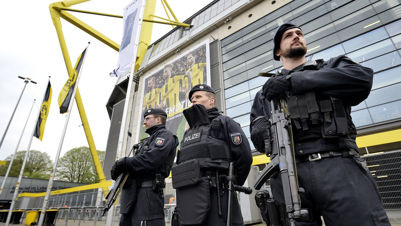 Kibice i piłkarze drużyn ekstraklasy mogą czuć się na stadionach bezpiecznie - zapewniają osoby odpowiedzialne w klubach za ten element przygotowań do meczów. Wydarzenia takie, jak ostatnio w Dortmundzie, dodatkowo jednak zwiększają czujność odpowiednich służb.