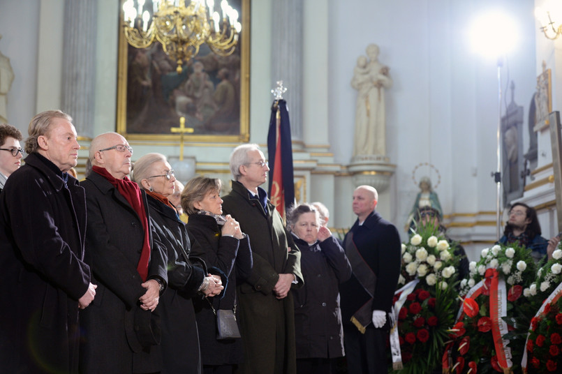 Poza żoną - Izabellą Sierakowską-Tomaszewską, w ceremonii wzięło udział wielu przyjaciół zmarłego, m.in. aktor Daniel Olbrychski.