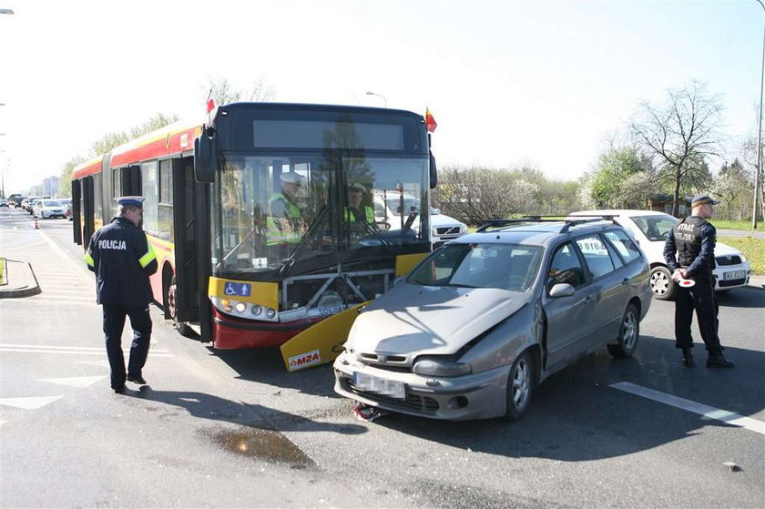 Autobus wbił się w auto