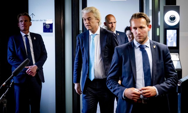 Geert Wilders (w jasnoniebieskim krawacie)