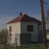 Kuća u Obrenovcu u kojoj vozila uleću u dvorište