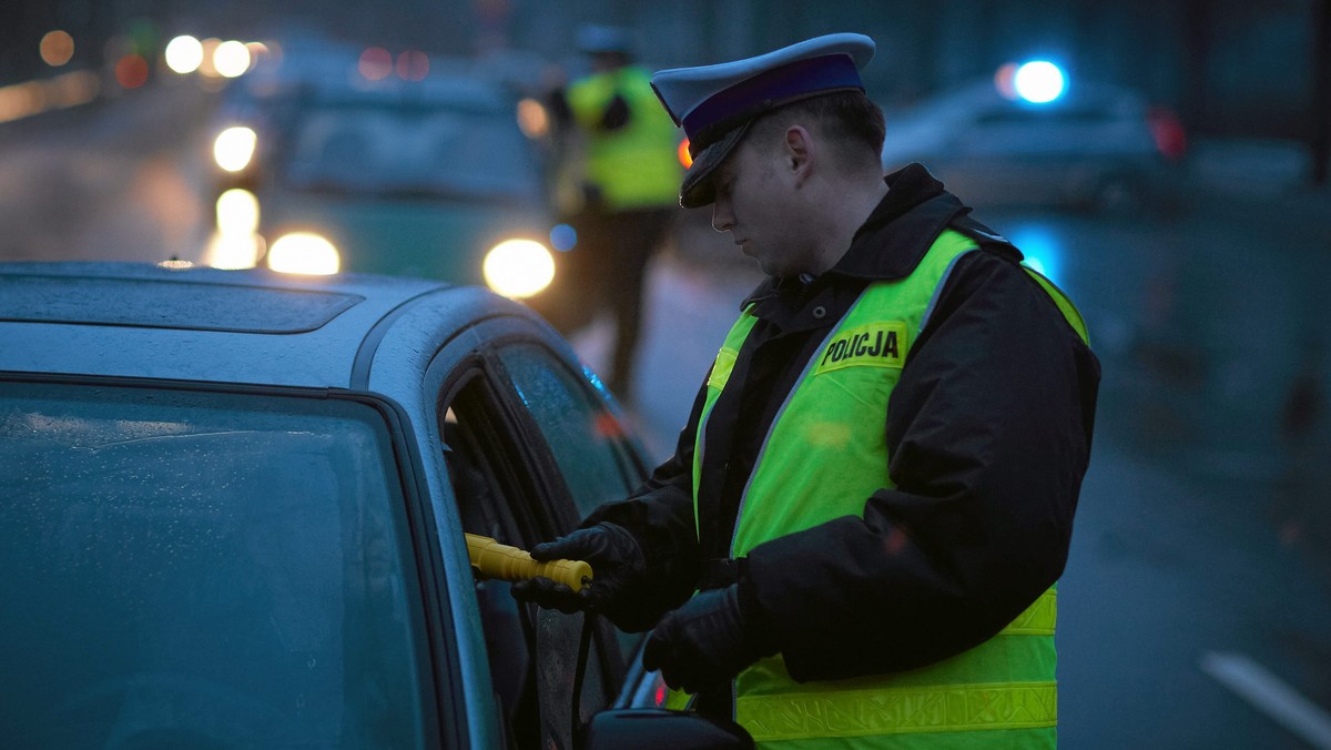 Stołeczni policjanci zatrzymali pijanego taksówkarza, który uciekając ze stacji benzynowej uderzył w dwa auta. Wcześniej zatankował paliwo i nie zapłacił. W wypadku ucierpiała kobieta - poinformowała Komenda Stołeczna Policji.