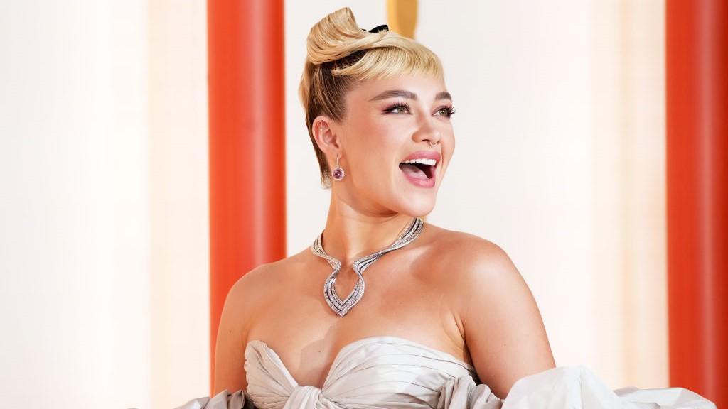 Florence Pugh teljesen áttetsző ruhában szabadította fel a melleit