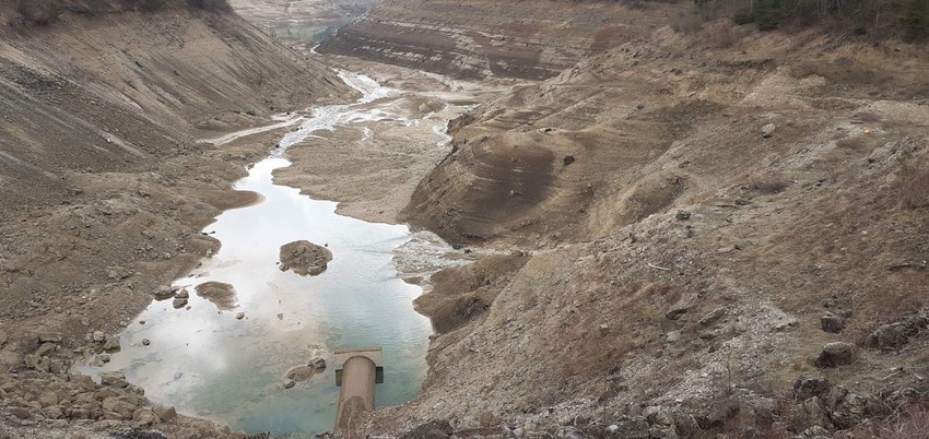 Vodostaj jezera opao, zalivi presušili: Zaovine ovih dana izgledaju sablasno