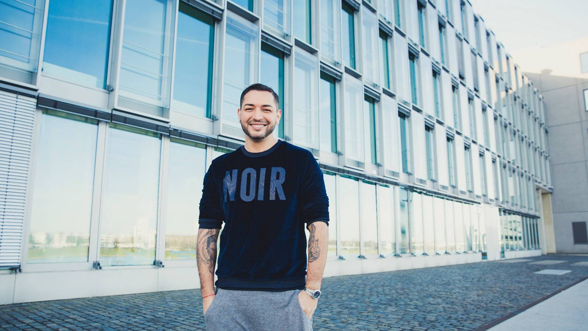 Rom, gej i deda u 42. godini - Đani Jovanović, jedan od najvećih LGBTQ aktivista u Nemačkoj za Noizz