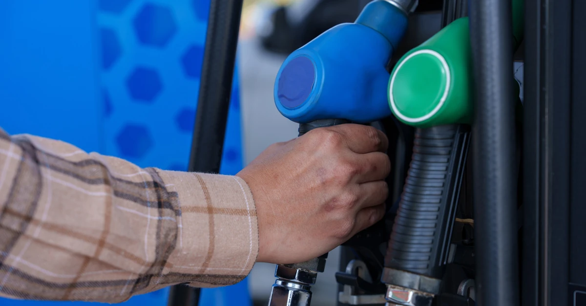 Tańsze paliwo dla seniorów. Wielu z nich nie wie, że przysługuje im zniżka