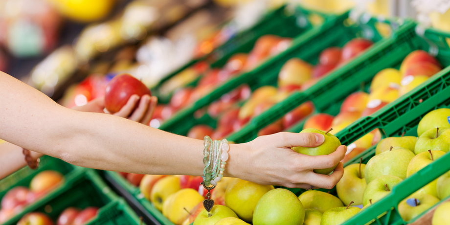 Aż 71 proc. ankietowanych uważa, że w sklepach powinien być wprowadzony czasowy zakaz dotykania produktów świeżych (pieczywa, warzyw, owoców itd.). 