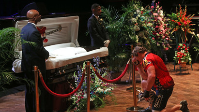 Szívszorító képek a temetésről - örök nyugalomra helyezték a zenészlegendát