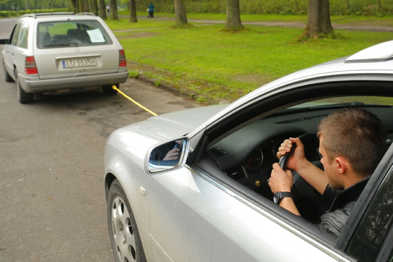 Jak holować auto? Sama linka to za mało!