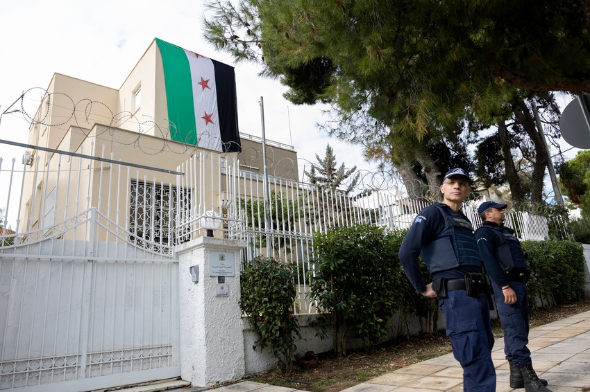 Zastava sirijskih pobunjenika na Ambasadi Sirije u Atini 8. decembra