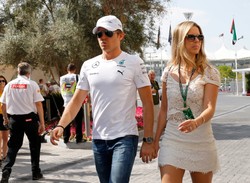 Nico Rosberg na Grand Prix do Abu Dhabi zabrał piękną dziewczynę i... piłkę. ZDJĘCIA
