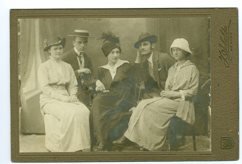 W gronie przyjaciół (od lewej): Krystyna Stawiarska, Jan Bystroń, Władysława Srzednicka, Stanisław Długosz, Gabriela Stawiarska, ok. 1912 r.