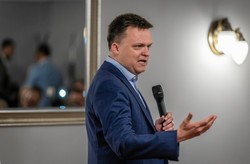 Dywersja korzystna dla PiS? Waga podmiotowości Hołowni