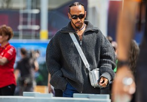 Lewis Hamilton sa Rimowa torbom 