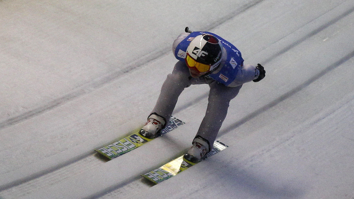 Andreas Kofler zdeklasował rywali podczas konkursu Pucharu Świata w skokach narciarskich w Lillehammer. Bardzo dobrze zaprezentowali się Polacy. Świetny skok Kamila Stocha w drugiej serii pozwolił mu awansować z 11. aż na trzecie miejsce.