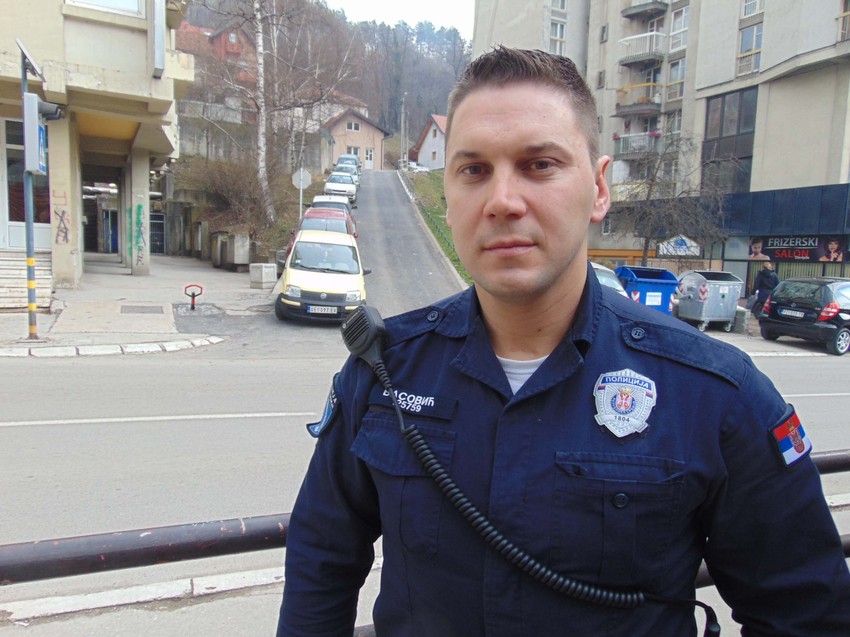 Sa terase na 15. spratu se spustio u stan ispod i spasao staricu