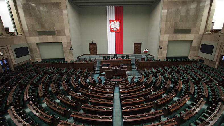 Z sondażu przeprowadzonego dla Polskiego Radia przez Homo Homini wynika, że gdyby wybory parlamentarne odbyły się w najbliższy weekend, to ich zwycięzcą zostałaby Platforma Obywatelska. Na partię Donalda Tuska chce zagłosować 32 procent wyborców. Tuż za plecami rządzącej partii uplasowało się Prawo i Sprawiedliwość, które poparło 28,2 procent badanych.