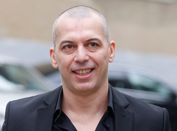 Ovako deca buržuja slave rođendan u Srbiji: Folkerovoj unuci sašili poseban kostim sa krilima, dobila na poklon dečji motor, a tu je i torta sa ružama i leptirovima!