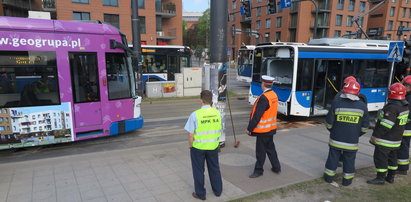 Zderzenie autobusu z tramwajem. 16 osób rannych!