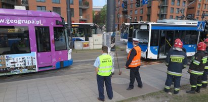 Zderzenie autobusu z tramwajem. 16 osób rannych!