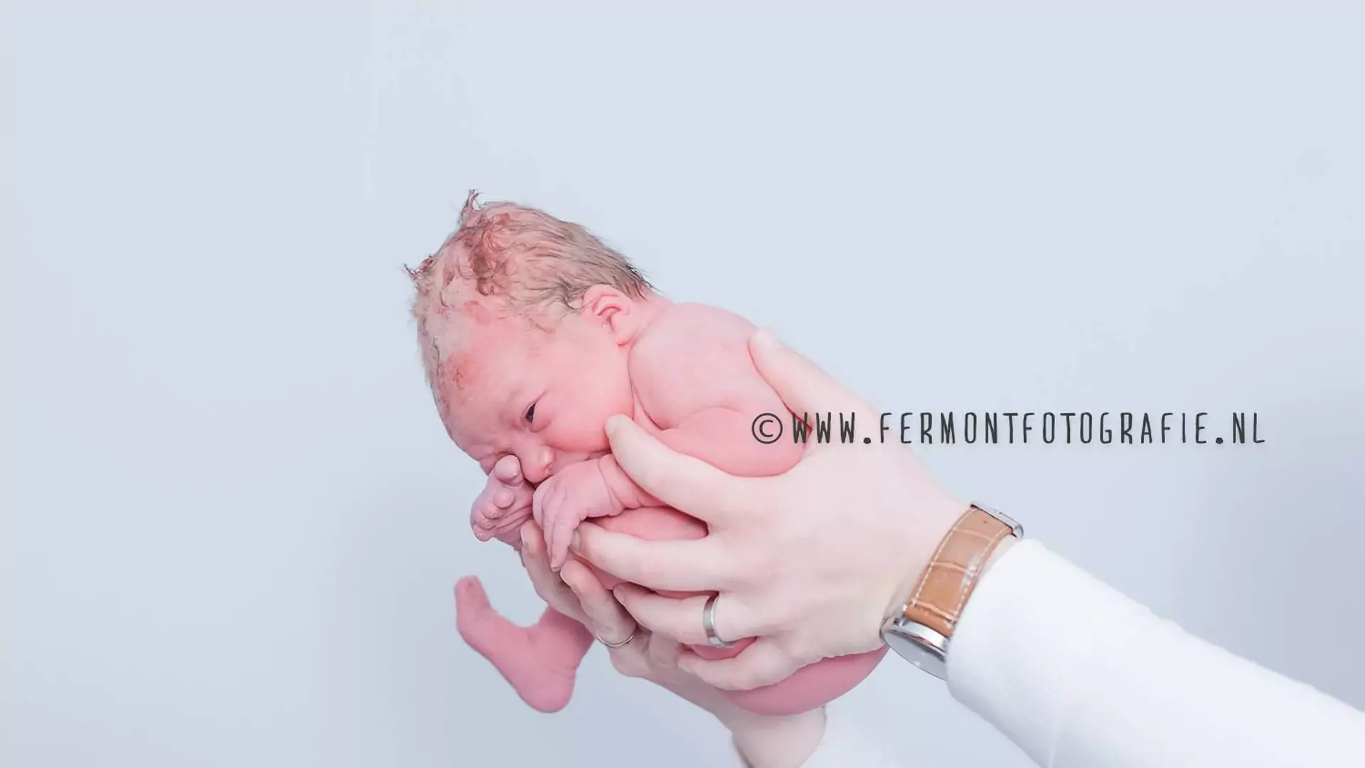 Nowy pomysł na fotografowanie noworodków - w pozycjach prenatalnych. Naturalne i piękne zdjęcia
