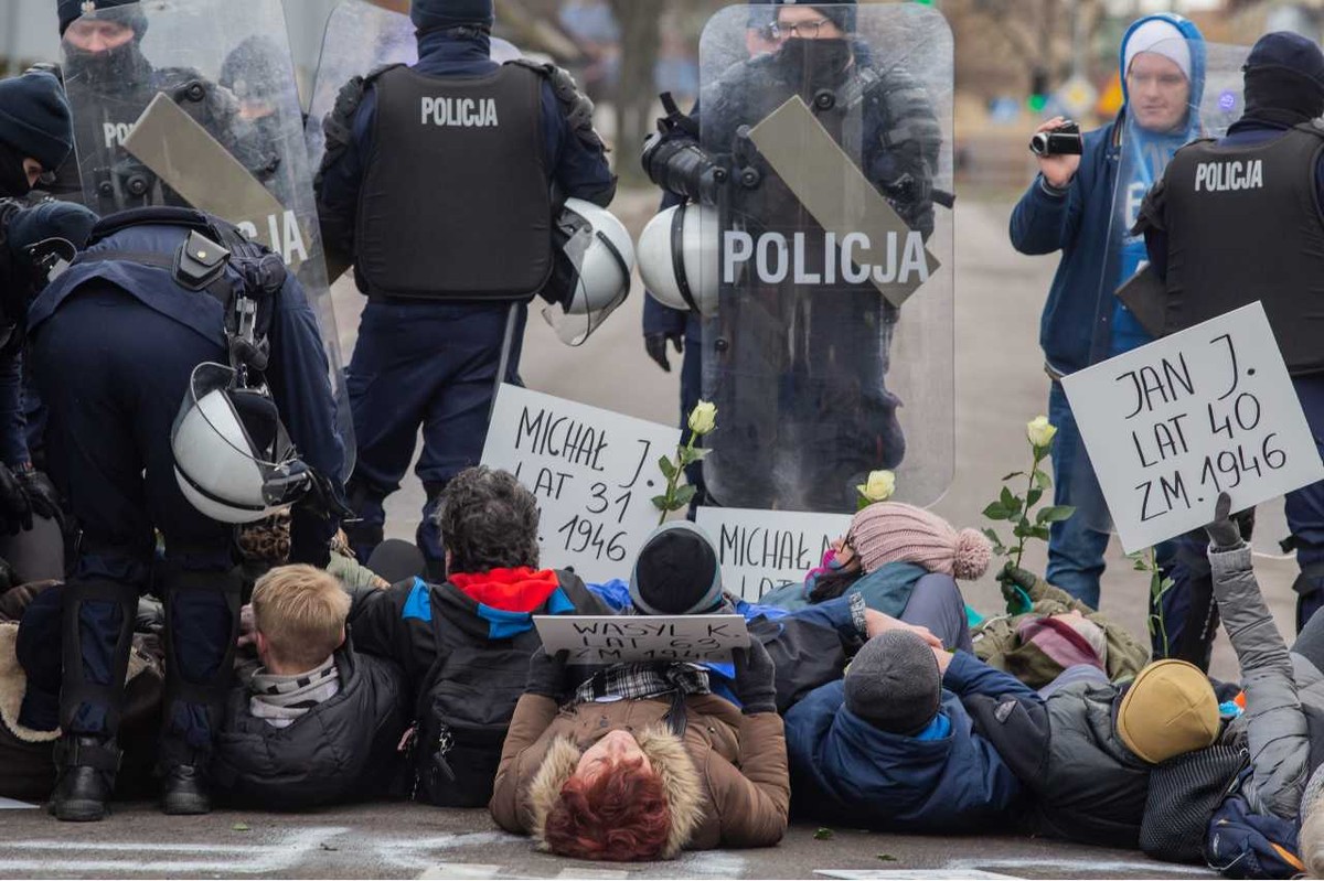 Policjanci interweniujący podczas marszu w Hajnówce w 2020 roku