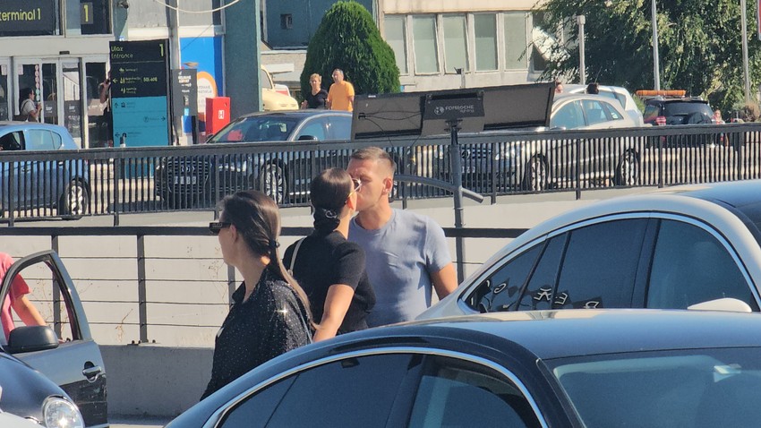Katarina Grujić i Marko Gobeljić na aerodromu, pali poljupci