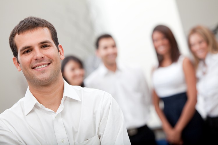 <b>6. Opinia o Tobie podąża za Tobą.</b>
<br></br>
Znaną praktyką jest zasięganie przez rekruterów opinii o kandydacie u jego dawnych współpracowników. Zapewnisz sobie bezcenny kapitał na przyszłość, jeśli zadbasz, by Twoi byli koledzy i koleżanki z poprzedniej pracy mieli o Tobie dobre zdanie.