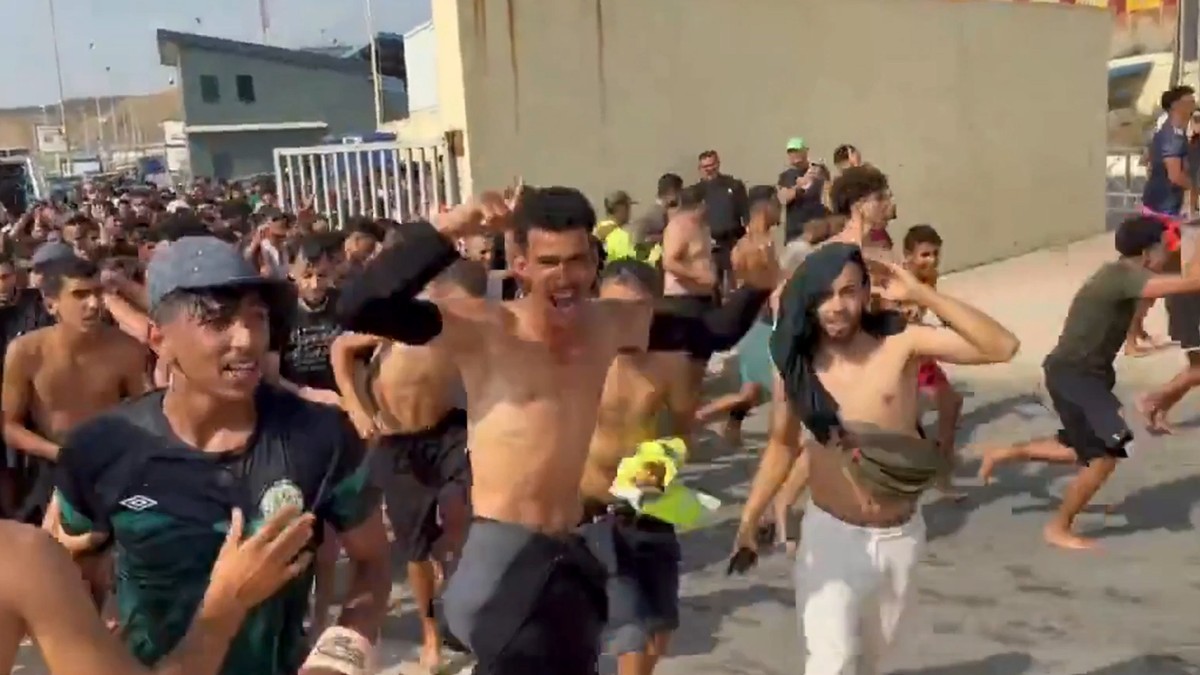 Migranti iz Maroka u španskoj enklavi Seuta