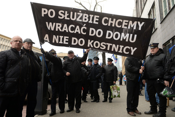 Manifestacja kolejarzy w Warszawie. Znicze przed ministerstwem