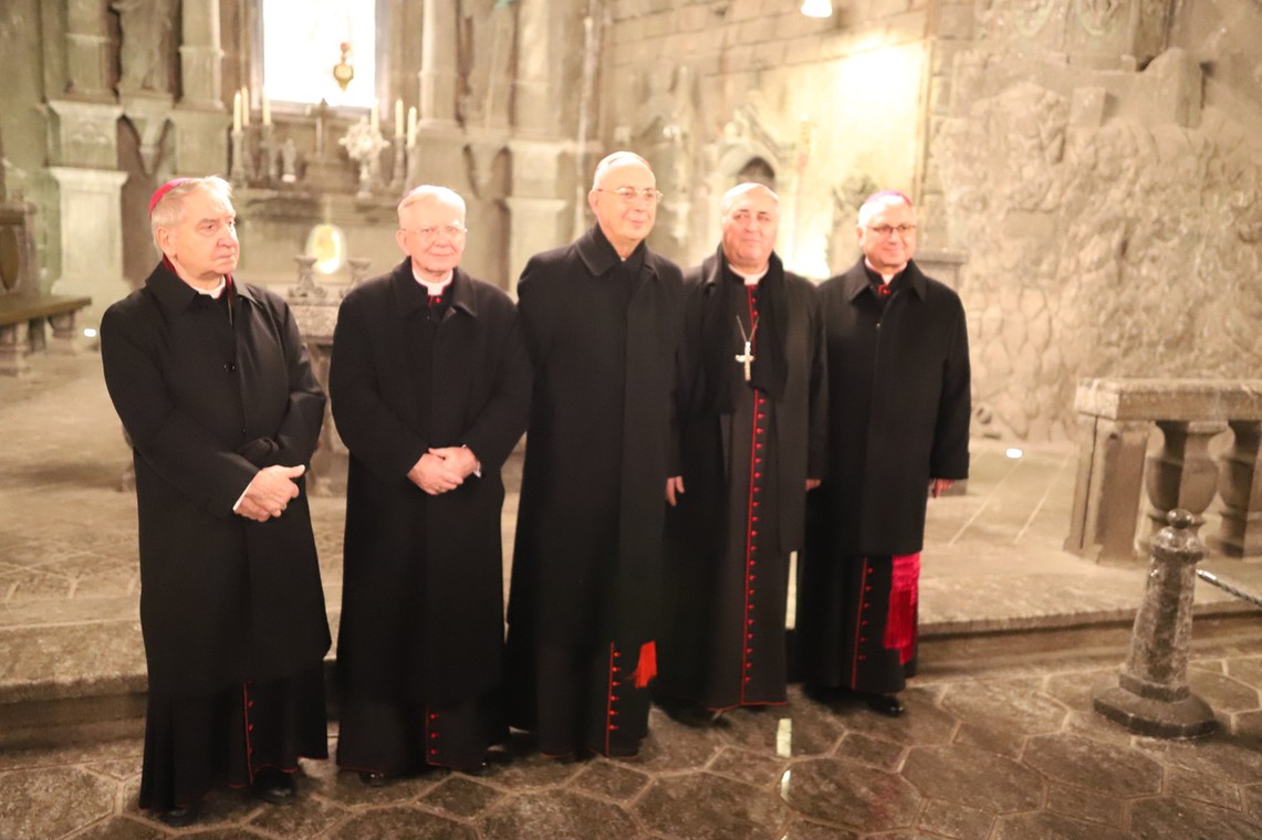 Od lewej: były nuncjusz papieski abp Józef Kowalczyk, abp Marek Jędraszewski, od prawej: sekretarz generalny KEP abp Artur Miziński, nuncjusz abp Salvatore Pennacchio, Wieliczka 2019 r.