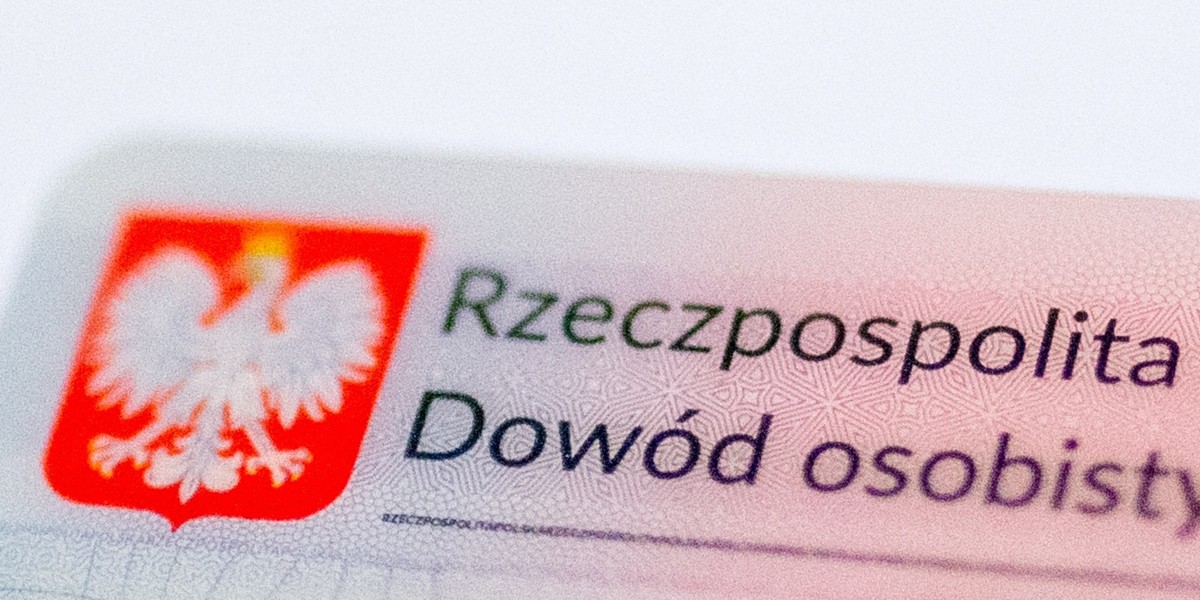 Na nową kartę SIM, którą wyrobił przestępca, przychodziły SMS-y, którymi zatwierdzano przelewy. Z kolei karta SIM została wydana oszustowi na tzw. dowód kolekcjonerski