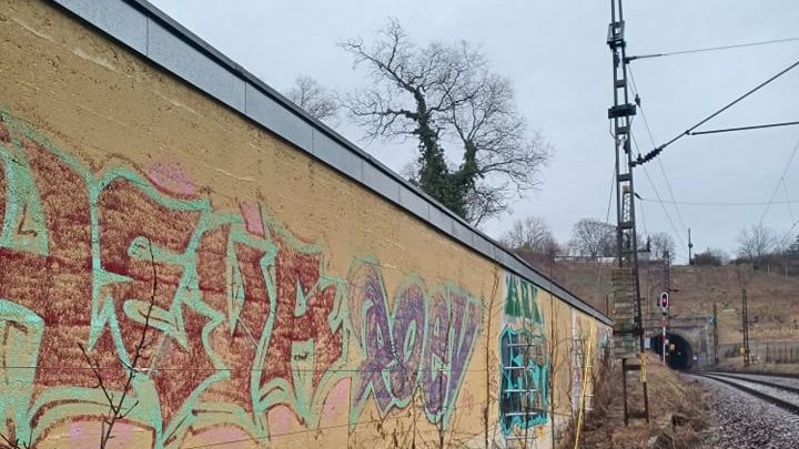 Okos: 25 ezer voltos felsővezeték mellé épített fémkerítést